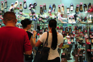 Movimento de consumidores em um shopping de Brasília