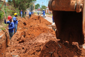 Obras de ligação de esgoto em residências do Sol Nascente.