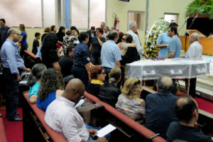 Amigos e familiares prestaram homenagem ao ex-senador Lindberg Aziz Cury neste sábado (3), no velório do empresário.