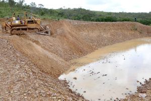 Trabalho de aterramento de tanques onde era usada água captada de forma irregular do ribeirão Rodeador.