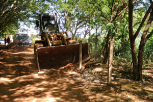 Retroescavadeira derruba cercas em desocupação de área pública no Guará