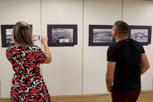 A Escola de Governo do Distrito Federal recebe, por tempo indeterminado, a exposição Brasília — Décadas em Preto e Branco.