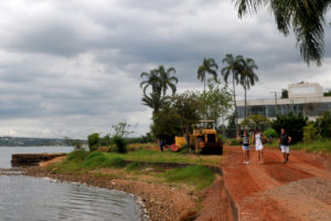 Quando as intervenções às margens do Lago Paranoá são paralisadas, há prejuízo para os cofres públicos, já que existem custos para mobilizar e desmobilizar as equipes