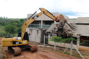 Operação retirou construções instaladas na área de proteção permanente na região da Bacia do Descoberto.