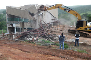 Agefis coordenou nesta quarta-feira (25), operação de retirada de construções em área de proteção permanente na região da Bacia do Descoberto.