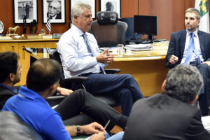 O governador Rollemberg e o secretário de Saúde, Humberto Fonseca, em reunião com representantes do Conselho de Saúde de Planaltina.