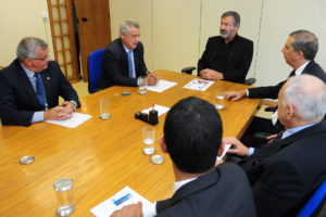 Os governadores de Brasília, Rodrigo Rollemberg, e o vice de Goiás, José Eliton, em reunião com o ministro da Transparência, Fiscalização e Controladoria-Geral da União, Torquato Lorena Jardim