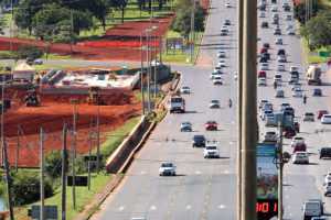 Um dos projetos para desafogar o trânsito do Distrito Federal, o Trevo de Triagem Norte está com o andamento das obras garantido neste ano. Um dos viadutos, próximo ao Eixo Leste, já foi completamente executado.