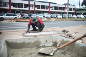 Obras de acessibilidade no Sudoeste contempla construção de rampas de acesso, rebaixamento de meios-fios, pintura de faixa de pedestre, instalação de piso tátil, sinalização horizontal e vertical e outras ações voltadas à melhoria da mobilidade.