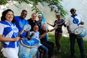 Ao centro, o presidente da Aruc, Moacyr Oliveira, e o presidente e um dos fundadores do Galinho de Brasília, Franklin Maciel Torres.