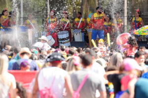 As crianças se divertem na Baratinha, que segue até as 21h desta terça-feira (28).