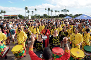 Na contagem regressiva para o carnaval, foliões lotaram as ruas de Brasília neste fim de semana para aproveitar os blocos que antecedem a festa popular. O Bloco Encosta que Cresce foi uma das atrações.