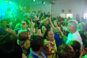 O governador Rodrigo Rollelberg participou do Baile de Carnaval da 3ª idade, no Guará II.