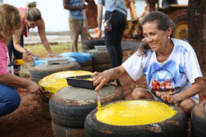 A dona de casa Olívia Silva dos Santos, de 69 anos, participou do programa Cidades Limpas em Planaltina na manhã desta sexta-feira (10).