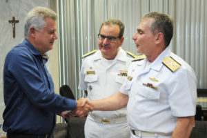 O governador Rodrigo Rollemberg cumprimenta o diretor do Departamento do Desporto Militar, do Ministério da Defesa, VIce-Almirante (FN) Paulo Martino Zuccaro. Ao centro, o comandante do 7º Distrito Naval da Marinha, Vice-Almirante Marcos Silva Rodrigues. Foto: Pedro Ventura/Agência Brasília