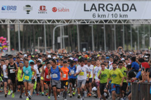 Mais de 16 mil atletas disputaram a 47ª Corrida de Reis na noite deste sábado (18).