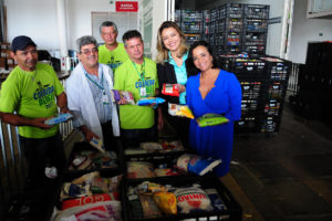 O gerente de Segurança Alimentar e Nutricional da Ceasa-DF, Antenor Fernandes Bezerra (jaleco branco); a secretária do Esporte, Leila Barros; e a colabora do governo e madrinha do Banco de alimentos da Ceasa, Márcia Rollemberg.