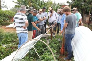 Emater ensina técnicas simples e baratas, que gastem menos água, mas mantenham a produtividade. Trabalho de orientação começa nesta terça (21) e percorrerá 600 propriedades rurais.