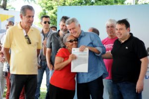 Governador Rodrigo Rollemberg entregou a escritura para Carmelita Gonçalves que aguardava há 20 anos pela regularização.