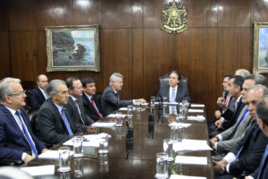 O governador de Brasília, Rodrigo Rollemberg, e chefes de Executivo integrantes do Fórum Permanente dos Governadores em reunião com o presidente do Senado Federal, Eunício Oliveira (PMDB-CE).