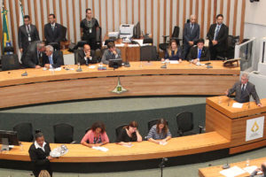 O governador Rodrigo Rollemberg durante discurso na primeira sessão de 2017 da Câmara Legislativa