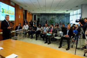 O governador Rodrigo Rollemberg durante a cerimônia de assinatura da regulamentação do Sistema de Bilhetagem Automática, nesta quinta-feira (16), no Palácio do Buriti.