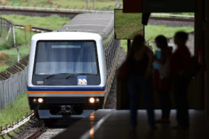 Trem do metrô aproxima-se de estação em Águas Claras.