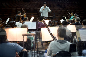 Para garantir que o som chegue aos ouvidos do público na vibração ideal, a Orquestra Sinfônica do Teatro Nacional Claudio Santoro organiza-se no palco de acordo com a posição estabelecida no século 18.