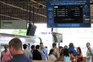 Painel de informações do Metrô na Estação Águas Claras.