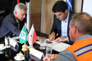 O governador Rodrigo Rollemberg apresenta ao ministro da Integração Nacional, Helder Barbalho, o plano de captação de água no Lago Paranoá.