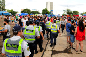 Policiais militares fazem a segurança dos foliões nos blocos que ocorreram no Setor Bancário Sul na segunda-feira (27).