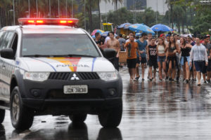 Polícia Militar faz segurança de foliões durante o bloco Suvaco da Asa, no último sábado (11).