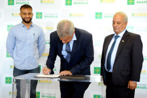 O governador Rodrigo Rollemberg assina o termo de posse do novo presidente do Conselho de Direitos da Criança e do Adolescente do Distrito Federal, Antônio Carlos Carvalho.