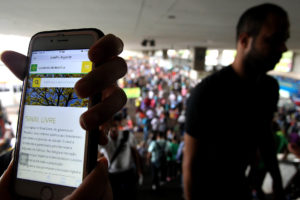 Página com links para pagar contas e acessar programas do governo será aberta assim que o cidadão conectar o telefone no Wi-Fi gratuito, o Sinal Livre. Foto: Toninho Tavares/Agência Brasília