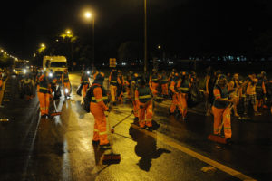 Trabalho das equipes do SLU deixou o Eixão Sul limpo ainda na madrugada desta segunda-feira (28).