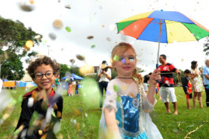 Bento Mendes Madeira, 5 anos e Íris Coutinho Ramos, 5 anos, no bloco Suvaquinho, neste sábado (11).