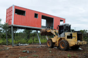 Algumas estruturas eram contêineres, equipamentos de alto custo e de rápida instalação. Foto: Algumas estruturas eram contêineres, equipamentos de alto custo e de rápida instalação.