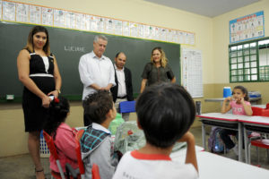 Os alunos da Escola Classe 1 da Estrutural puderam voltar a estudar mais perto de casa após a instalação de filtros de ar no local. O governador Rollemberg acompanhou o primeiro dia de aula nesta sexta-feira (10).