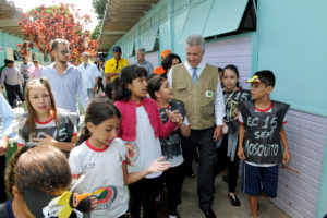 Cerca de 450 estudantes participaram do início da mobilização nesta quarta-feira (22). Rollemberg participou da ação e ajudou a inspecionar a unidade.