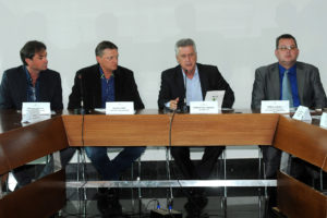 O coordenador geral da Agrobrasília, Ronaldo Triacca; o presidente da Coopa-DF, Leomar Cenci; o governador Rodrigo Rollemberg; e o secretário de Agricultura, Abastecimento e Desenvolvimento Rural, José Guilherme Leal.