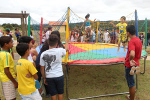 Programação neste domingo (19) teve plantio de árvores, atrações culturais, corte de bolo e brinquedos para a criançada