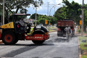 Dentre as ações na décima operação do programa Cidades Limpas que ocorrem em Ceilândia até sexta-feira (31), foram utilizados 50,15 toneladas de asfalto para tapar buracos.