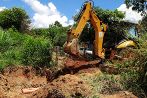 Trecho de 2 quilômetros do Córrego Cristal passa a correr em tubulação, reduzindo a perda de água.