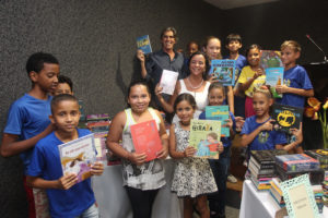 Seis mil livros foram entregues nesta quarta-feira (29) pela Secretaria de Cultura para bibliotecas públicas.