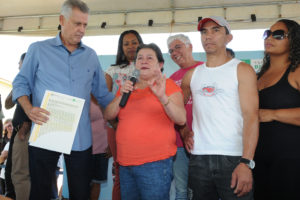 A prestadora de serviços gerais Lindalva Ximenes de Melo, de 57 anos, recebeu emocionada a escritura de seu terreno das mãos do governador Rollemberg.