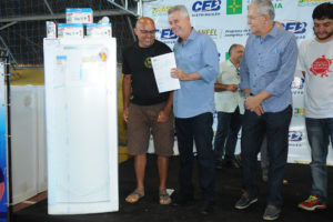 O governador Rodrigo Rollemberg entrega geladeira ao morador de Sobradinho II, Helenilton Sousa Silva.