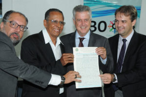 O secretário do Trabalho, Desenvolvimento Social, Mulheres, Igualdade Racial e Direitos Humanos, Gutemberg Gomes; o presidente do Centro Espírita Irmão Áureo, Joaquim Pedro Levino da Silva; o governador Rodrigo Rollemberg; e o presidente da Terracap, Júlio César Reis.