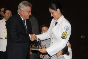 Acompanhada dos filhos, a primeiro-sargento Kelly Florenço Maia e Maia, de 36 anos, recebeu do governador Rodrigo Rollemberg a Medalha Duque de Caxias por ter sido a primeira colocada no curso.