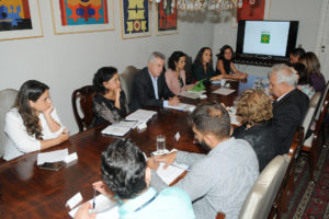 Membros do Conselho dos Direitos da Criança e do Adolescente (CDCA) em reunião com o governador Rodrigo Rollemberg. Também estava presente a colaboradora do governo e esposa do governador, Márcia Rollemberg.