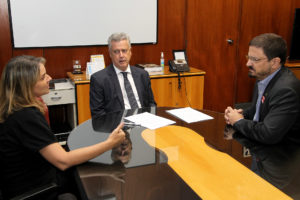 A secretária de Planejamento, Orçamento e Gestão, Leany Lemos, o governador Rodrigo Rollemberg e o presidente executivo do Movimento Brasil Competitivo, Claudio Gastal.